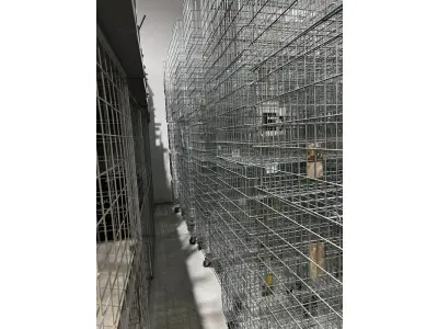 LOTE 003 - Lote de moveis, roupas