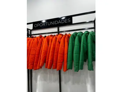 LOTE 003 - Lote de moveis, roupas