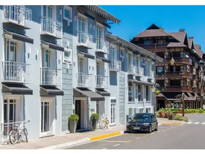 LOTE 001 - HOTEL DE LUXO NO CENTRO DE GRAMADO RS, ESQUINA NA BORGES DE MEDEIROS COM 3 LOJAS