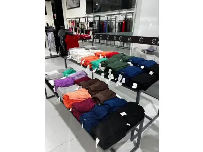 LOTE 003 - Lote de moveis, roupas