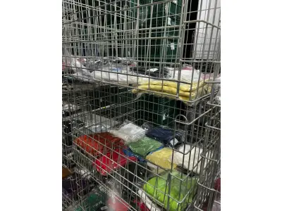 LOTE 003 - Lote de moveis, roupas