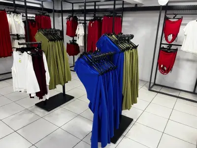 LOTE 004 - Roupas, moveis, eletrônicos