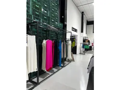 LOTE 003 - Lote de moveis, roupas