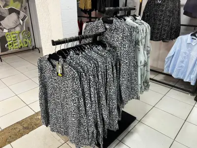 LOTE 004 - Roupas, moveis, eletrônicos