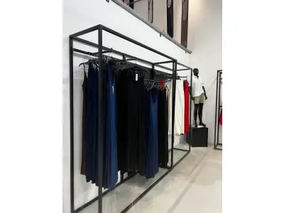 LOTE 003 - Lote de moveis, roupas