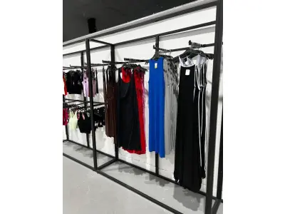 LOTE 003 - Lote de moveis, roupas