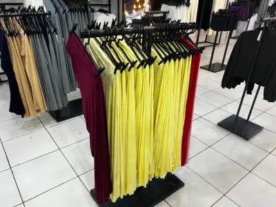 LOTE 004 - Roupas, moveis, eletrônicos