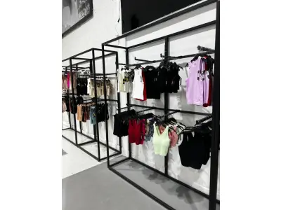 LOTE 003 - Lote de moveis, roupas