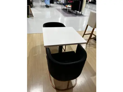 LOTE 003 - Lote de moveis, roupas