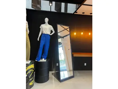 LOTE 003 - Lote de moveis, roupas