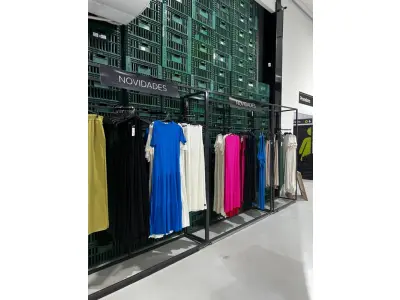 LOTE 003 - Lote de moveis, roupas