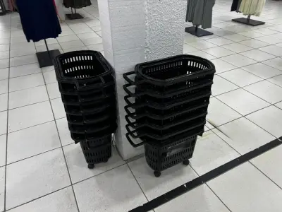 LOTE 004 - Roupas, moveis, eletrônicos