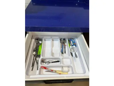 LOTE 003 - Lote de moveis, roupas