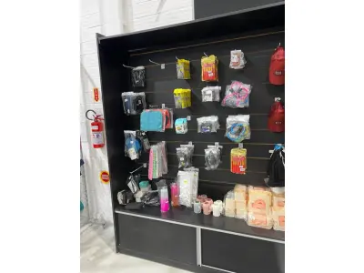 LOTE 003 - Lote de moveis, roupas