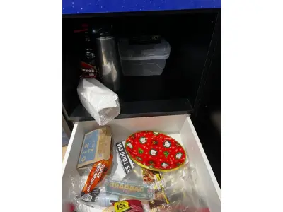 LOTE 003 - Lote de moveis, roupas