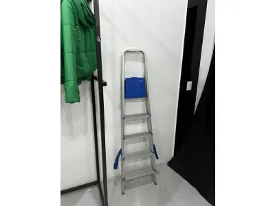 LOTE 003 - Lote de moveis, roupas