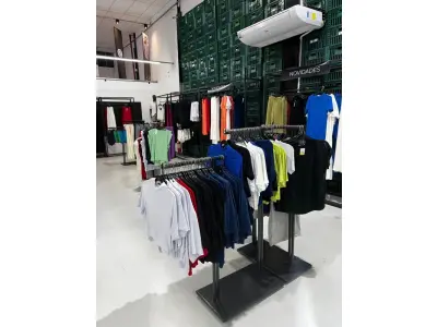 LOTE 003 - Lote de moveis, roupas