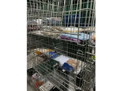 LOTE 003 - Lote de moveis, roupas