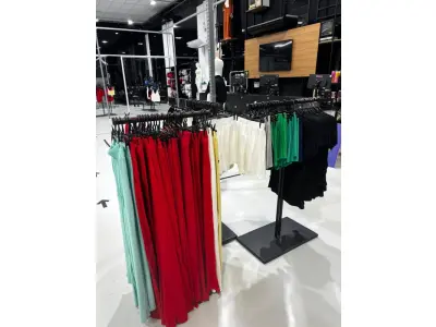 LOTE 003 - Lote de moveis, roupas