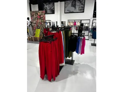 LOTE 003 - Lote de moveis, roupas