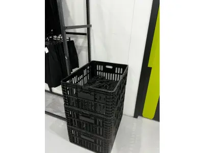 LOTE 003 - Lote de moveis, roupas