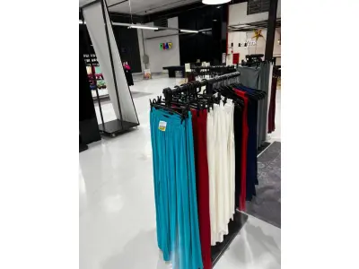 LOTE 003 - Lote de moveis, roupas