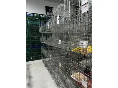 LOTE 003 - Lote de moveis, roupas