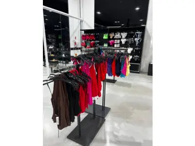 LOTE 003 - Lote de moveis, roupas