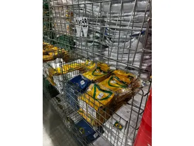 LOTE 003 - Lote de moveis, roupas