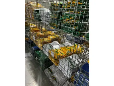 LOTE 003 - Lote de moveis, roupas