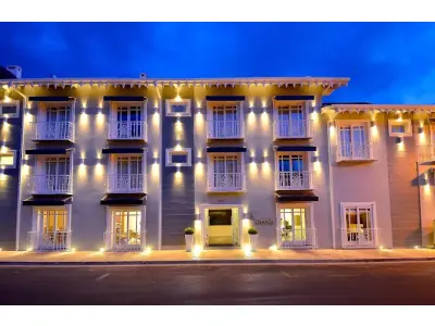 LOTE 001 - HOTEL DE LUXO NO CENTRO DE GRAMADO RS, ESQUINA NA BORGES DE MEDEIROS COM 3 LOJAS