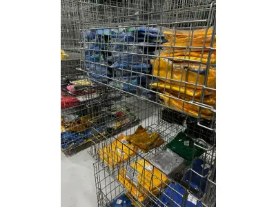 LOTE 003 - Lote de moveis, roupas