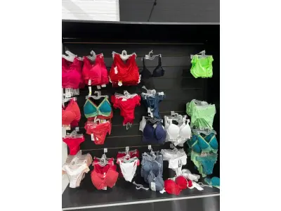 LOTE 003 - Lote de moveis, roupas