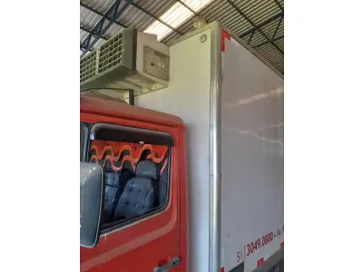 LOTE 001 - Mercedes Benz 709, ano 1991/1992, vermelho c/baú frigorifico