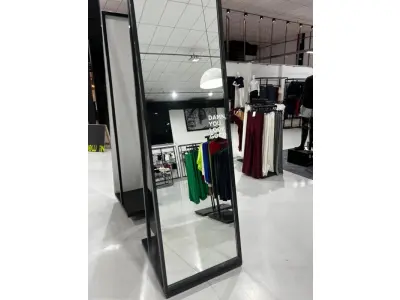 LOTE 003 - Lote de moveis, roupas