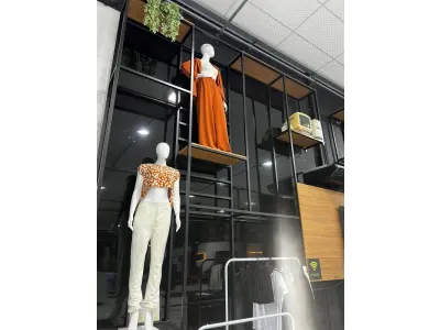 LOTE 003 - Lote de moveis, roupas