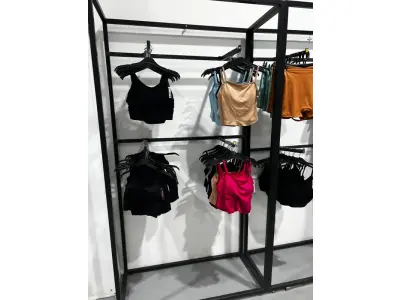 LOTE 003 - Lote de moveis, roupas