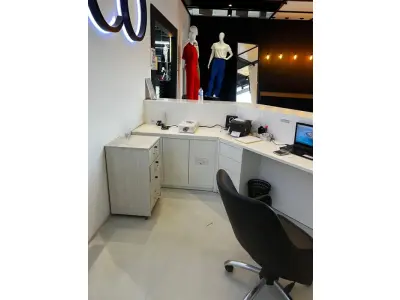 LOTE 003 - Lote de moveis, roupas