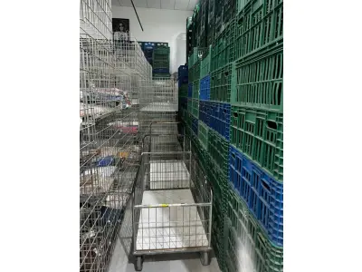 LOTE 003 - Lote de moveis, roupas