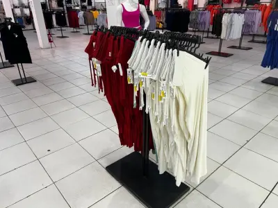 LOTE 004 - Roupas, moveis, eletrônicos