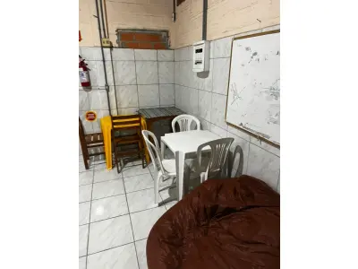 LOTE 003 - Lote de moveis, roupas