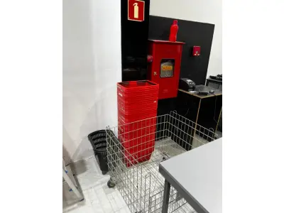 LOTE 003 - Lote de moveis, roupas