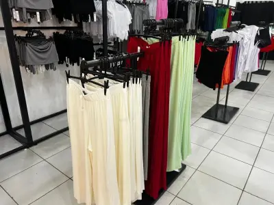 LOTE 004 - Roupas, moveis, eletrônicos