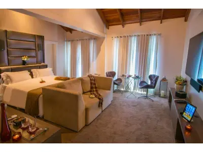 LOTE 001 - HOTEL DE LUXO NO CENTRO DE GRAMADO RS, ESQUINA NA BORGES DE MEDEIROS COM 3 LOJAS