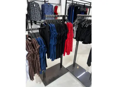 LOTE 003 - Lote de moveis, roupas