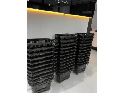 LOTE 003 - Lote de moveis, roupas