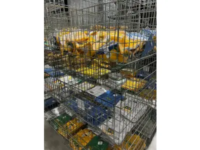 LOTE 003 - Lote de moveis, roupas