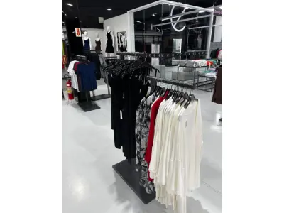 LOTE 003 - Lote de moveis, roupas