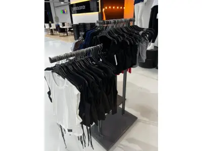 LOTE 003 - Lote de moveis, roupas