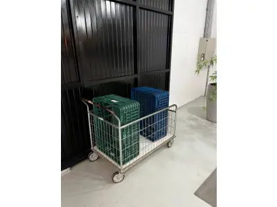 LOTE 003 - Lote de moveis, roupas